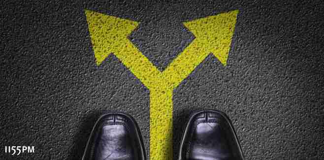 Corona-Pandemic: Is choosing the force majeure claus an appropriate way to secure claims? Source: istockphoto.com. Picture: Steps with Two Choices. Copyright:gustavofrazao